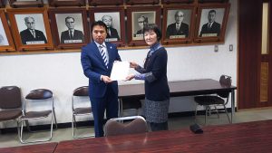 小金井ネット代表の田頭祐子市議会議員から、西岡市長に声明文を手渡した。