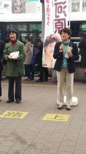 大河原まさこさん（右）が武蔵小金井駅前で遊説。田頭ゆう子市議（左）も応援に駆けつけました。