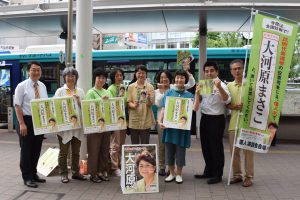 武蔵小金井駅に市民や市議会超党派の議員たちが集まった。